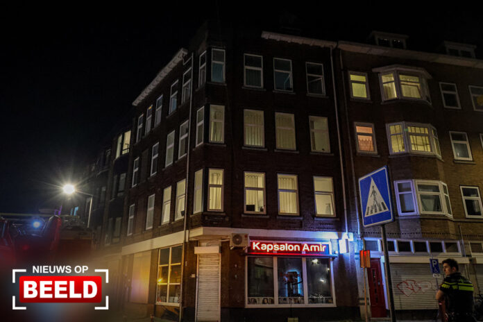 Brand in portiekwoning op de derde verdieping aan Isaäc Hubertstraat in Rotterdam