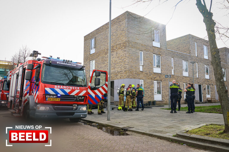 Twee personen naar ziekenhuis na brand in woning Orionstraat Rotterdam
