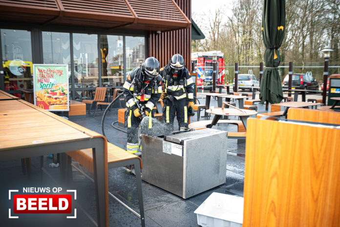 Fastfoodrestaurant gesloten na brand in vriezer Aveling Hoogvliet Rotterdam
