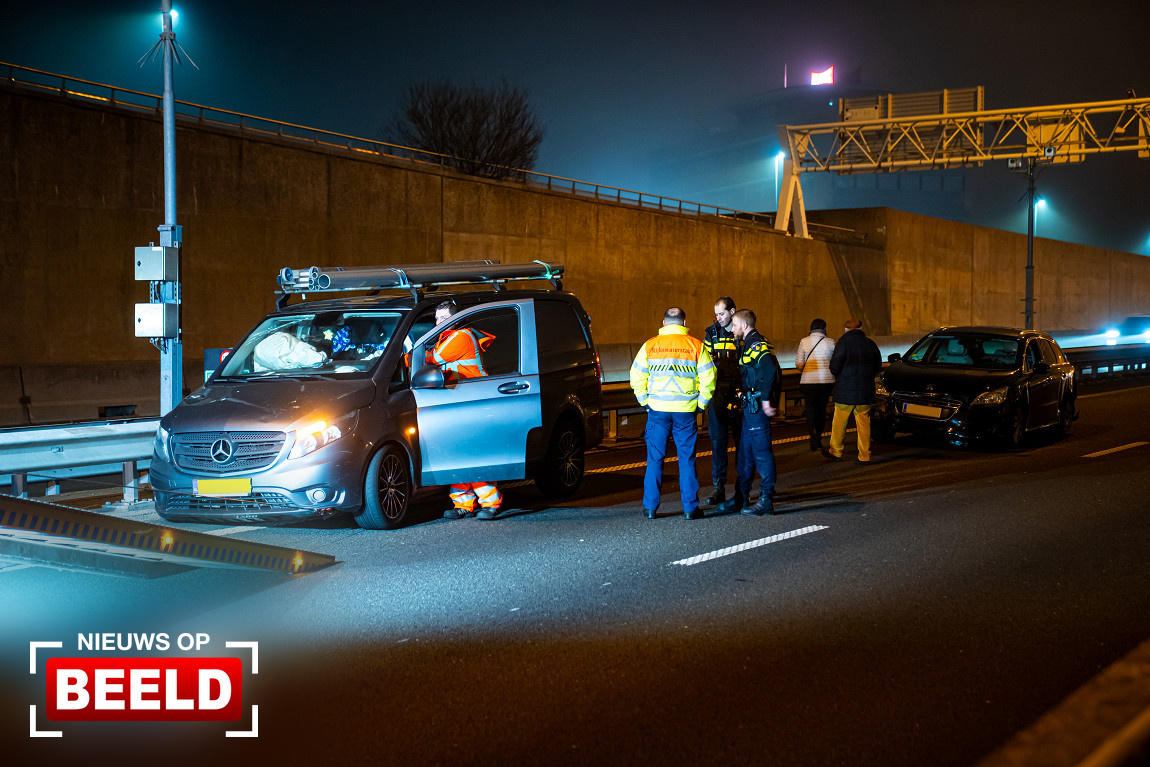 Bestuurder bedrijfsbus vlucht van snelweg na aanrijding A4 Pernis.
