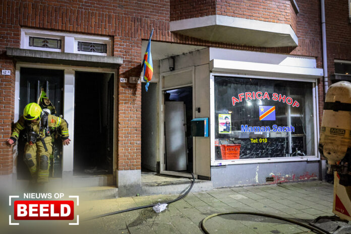 Veel schade in winkel na brand in meterkast Strevelsweg Rotterdam