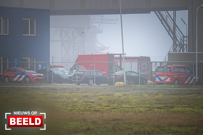 Grote brand op werkschip met kraan Elbeweg Europoort Rotterdam