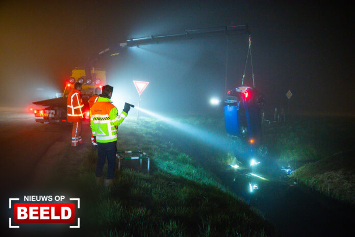 Auto belandt op zijn dak in de sloot Polderweg Oostvoorne