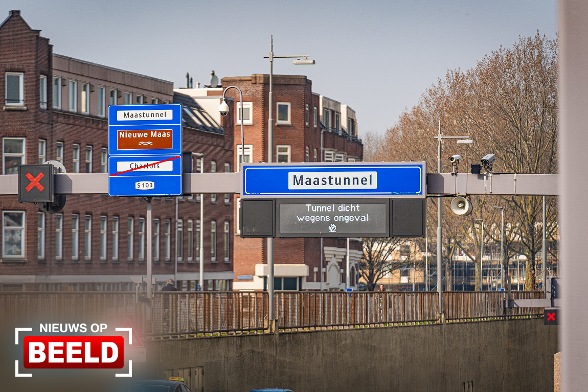 Aanrijding in Maastunnel zorgt voor flinke file Maastunnel Rotterdam.