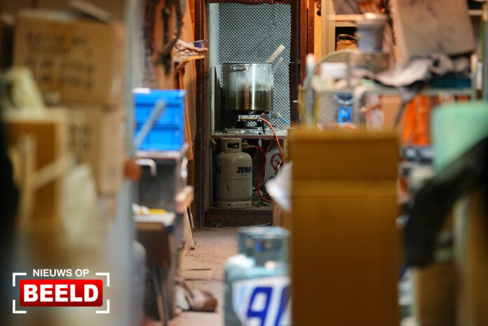 Drie personen aangehouden bij verborgen drugslab 2e Carnissestraat Rotterdam