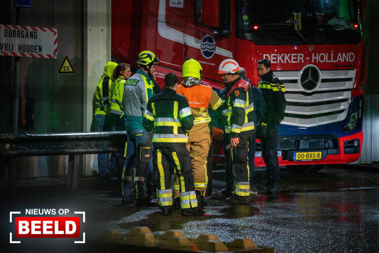 Man zwaargewond na val in tankcontainer Westgeulstraat Botlek Rotterdam