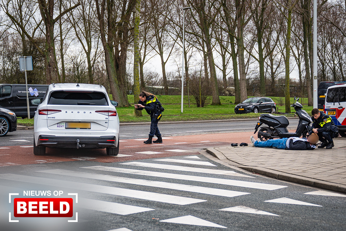 Scooterrijder gewond bij aanrijding Waalhaven Oostzijde Rotterdam.