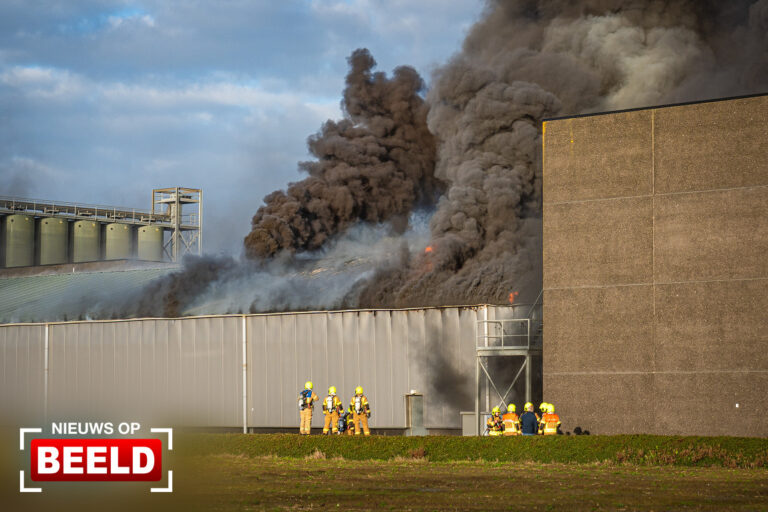 Veel rook bij zeer grote brand bij bedrijf Oudelandsedijk Nieuwe-Tonge