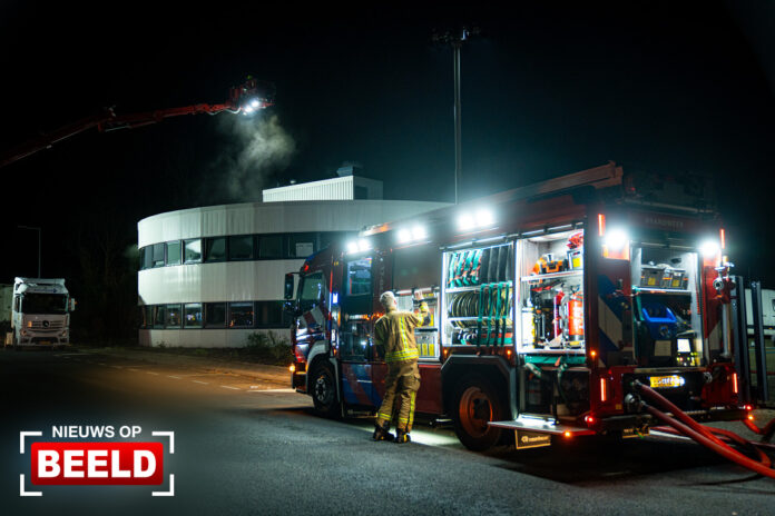 Veel rook bij brand in kantoorpand Innsbruckweg Rotterdam
