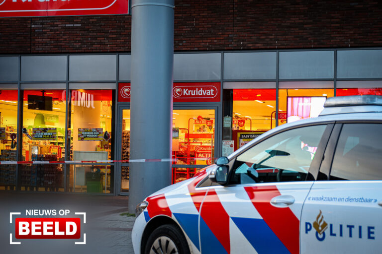 Caissière bedreigd met vuurwapen bij overval op Kruidvat Hesseplaats Rotterdam