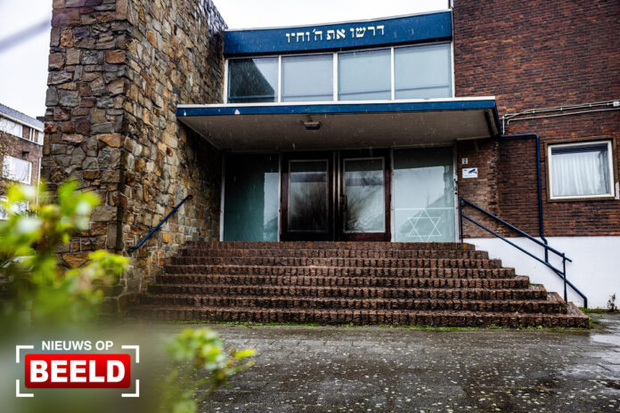 Brandbom afgestoken bij toegangsdeur synagoge A.B.N. Davidsplein Rotterdam