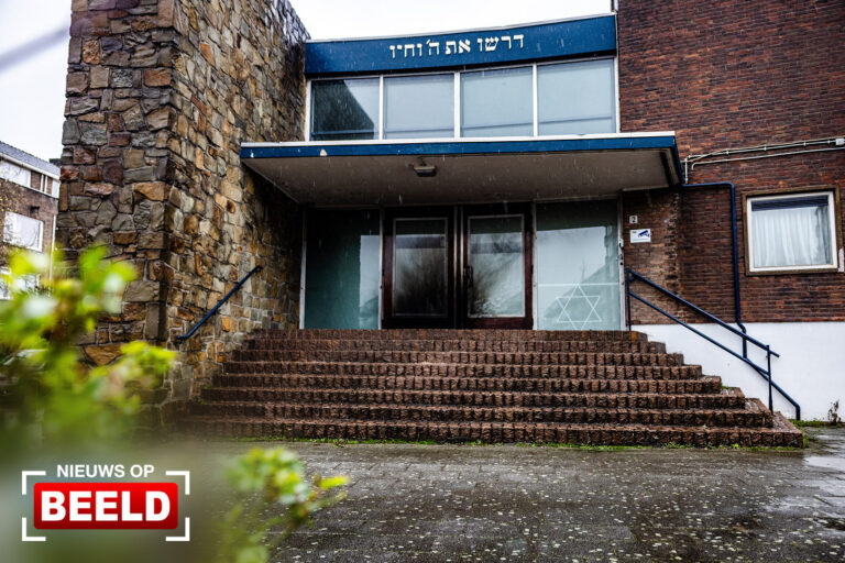 Brandbom afgestoken bij toegangsdeur synagoge A.B.N. Davidsplein Rotterdam