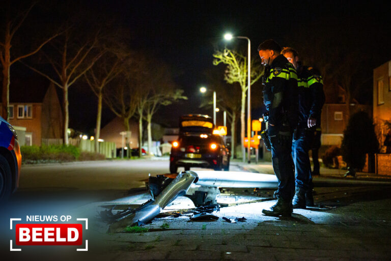 Automobiliste rijdt lantaarnpaal omver Gaard Spijkenisse