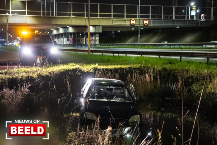 Automobilist rijdt in bocht rechtdoor de sloot in Parallelstraat-Westzijde Rotterdam