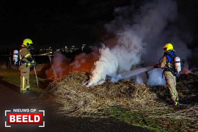 Stapel hooi in brand gestoken door jongeren Verlegde Oude Bovendijk Berkel en Rodenrijs