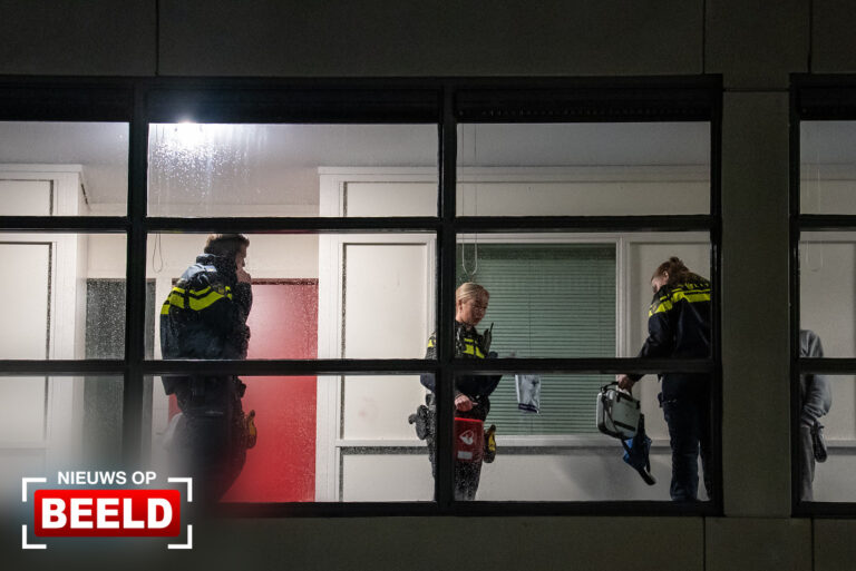 Man zwaargewond bij steekpartij in woning Claudius Civilislaan Vlaardingen