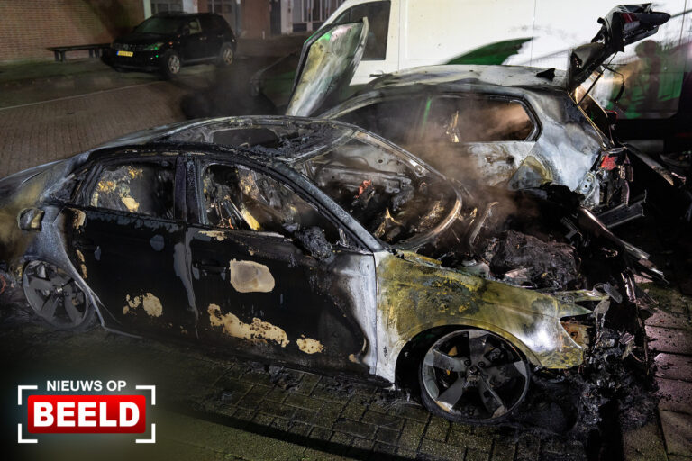 Twee auto’s volledig uitgebrand door vermoedelijk brandstichting Ludolf de Jonghstraat Rotterdam