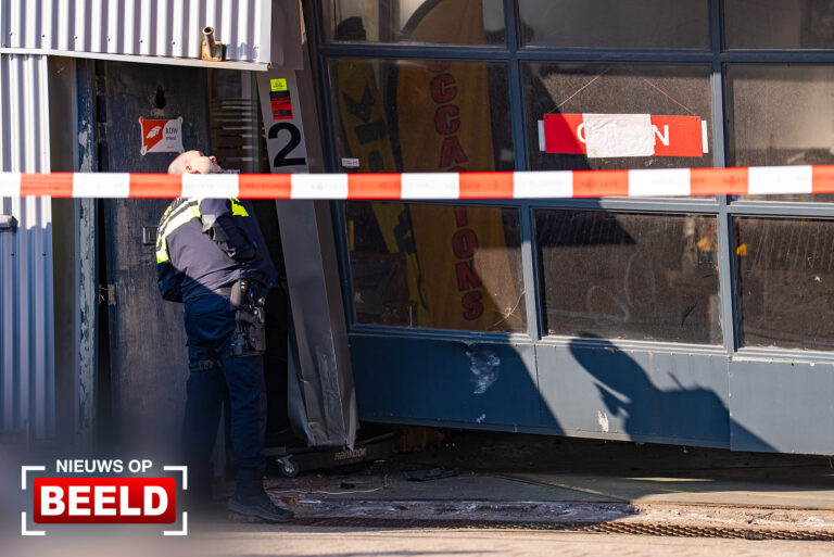 Automobilist rijdt roldeur van garagebedrijf kapot Nijverheidsstraat Vlaardingen