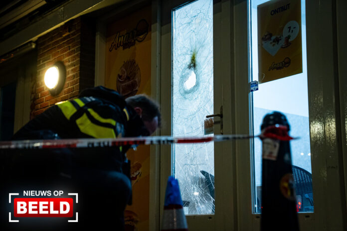 Gat in ruit na explosie eetgelegenheid Mathenesserplein Rotterdam