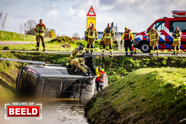 Brandweer helpt bestuurder onder invloed uit bestelbus in sloot Postweg Puttershoek