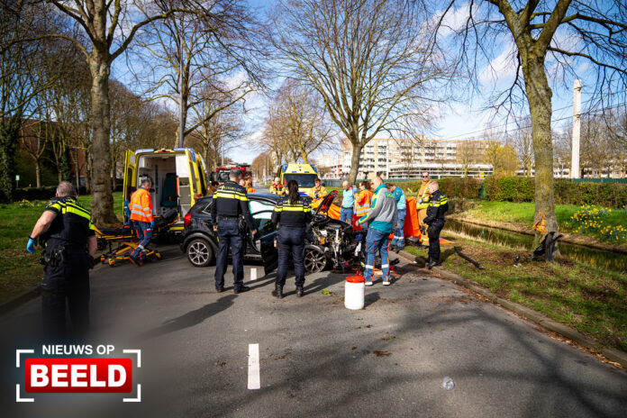 Automobilist gereanimeerd na botsing tegen boom Prins Alexanderlaan Rotterdam