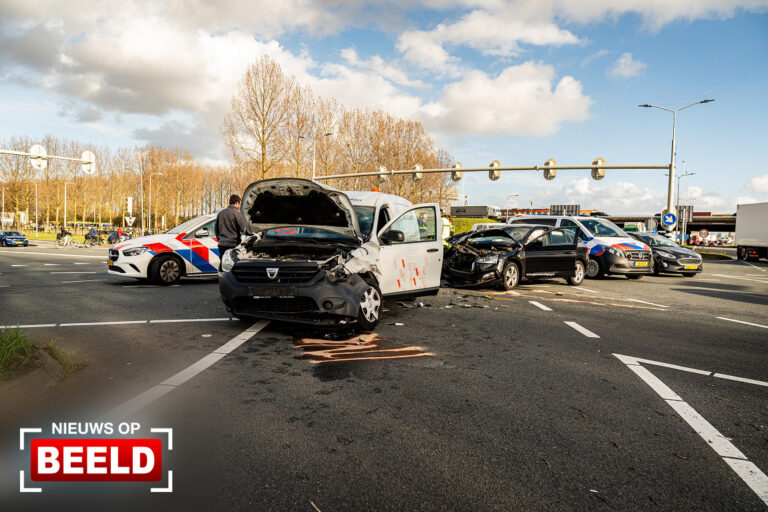 Gewonde naar ziekenhuis na aanrijding op kruispunt Schaapherderweg Barendrecht
