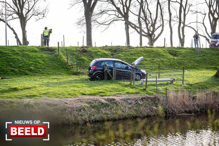 Auto raakt van dijk Essendijk Rhoon