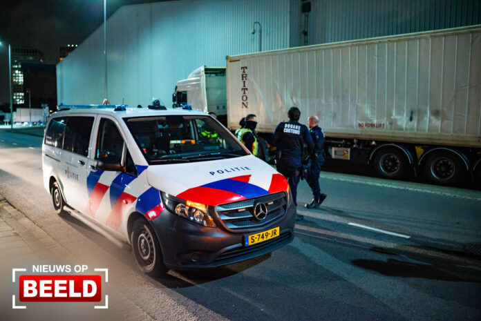 Douaniers onderzoeken vrachtwagen na melding schietpartij Benjamin Franklinstraat Rotterdam