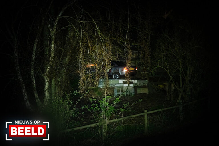 Auto belandt in tuin na eenzijdig ongeval Duivenwaardsedijk Nieuwe-Tonge