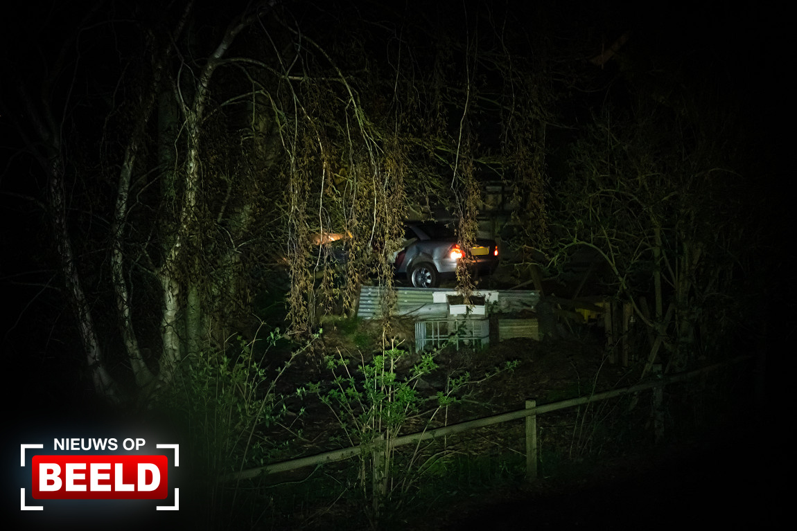 Auto belandt in tuin na eenzijdig ongeval Duivenwaardsedijk Nieuwe-Tonge.