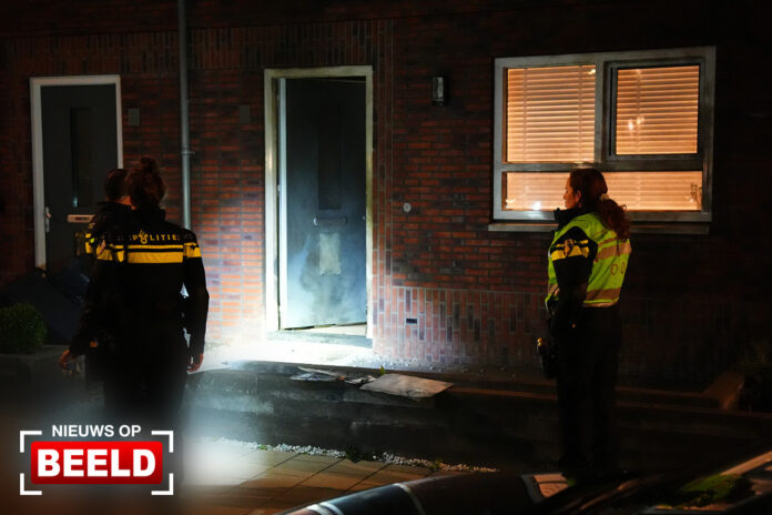 Zwartgeblakerde voordeur na explosie bij woning Olympiaweg Schiedam