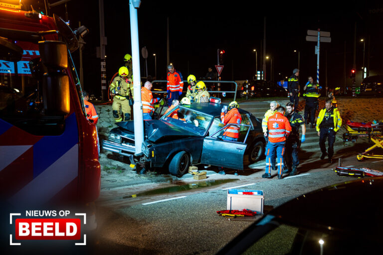 Twee gewonden nadat auto van weg raakt, mogelijk tweede auto gevlucht Stadionweg Rotterdam
