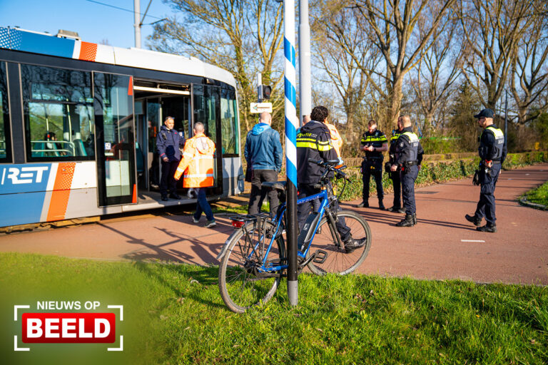 Fietser gewond bij aanrijding met tram Molenvliet Rotterdam