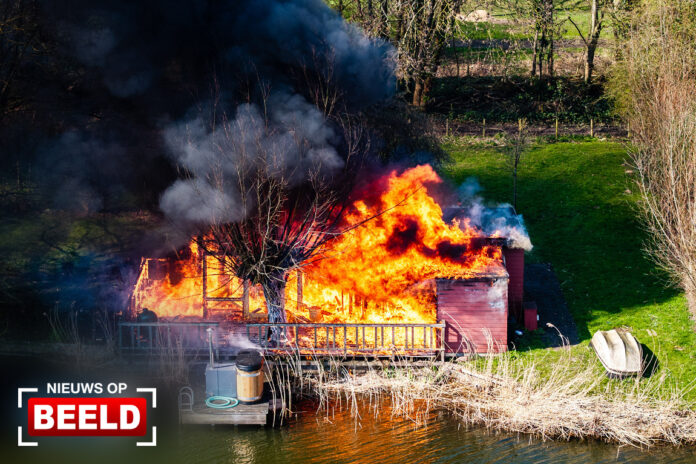 Uitslaande brand verwoest vakantiehuisje Wintersweg Mijnsheerenland
