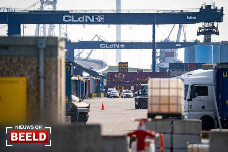 Dode bij ongeval met containers op haventerrein Merseyweg Botlek Rotterdam