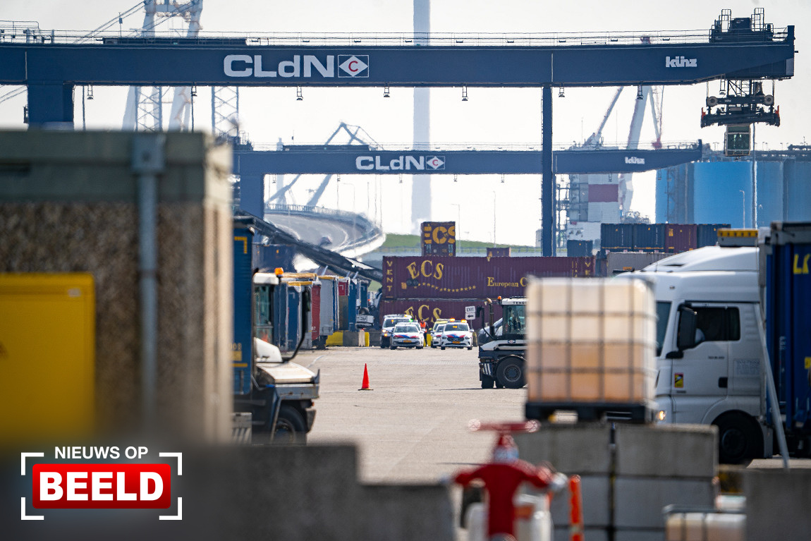 Dode bij ongeval met containers op haventerrein Merseyweg Botlek Rotterdam.
