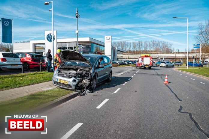 Ongeval tussen twee voertuigen Driemanssteeweg Rotterdam