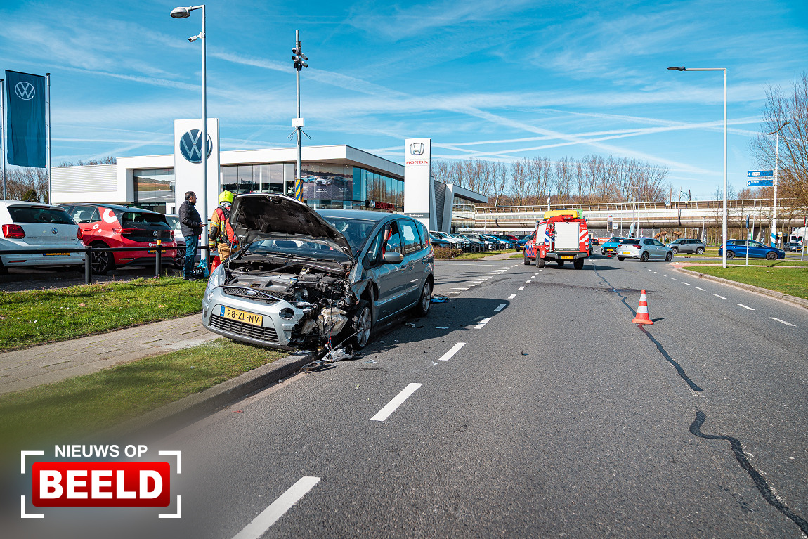 Ongeval tussen twee voertuigen Driemanssteeweg Rotterdam.