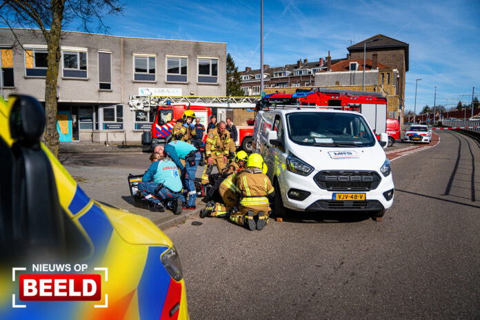 Fietsster bekneld onder bedrijfsbus Sandelingplein Rotterdam