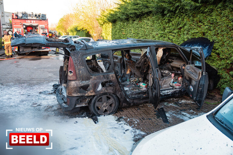 Veel schade na brand in geparkeerde auto Steupelstraat Rotterdam
