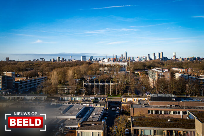 Grote rookpluim door brand in Amsterdam zichtbaar in regio Rijnmond