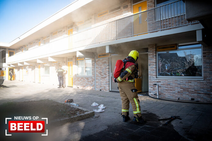 Veel rook bij bankstel in brand Kempenaar Barendrecht