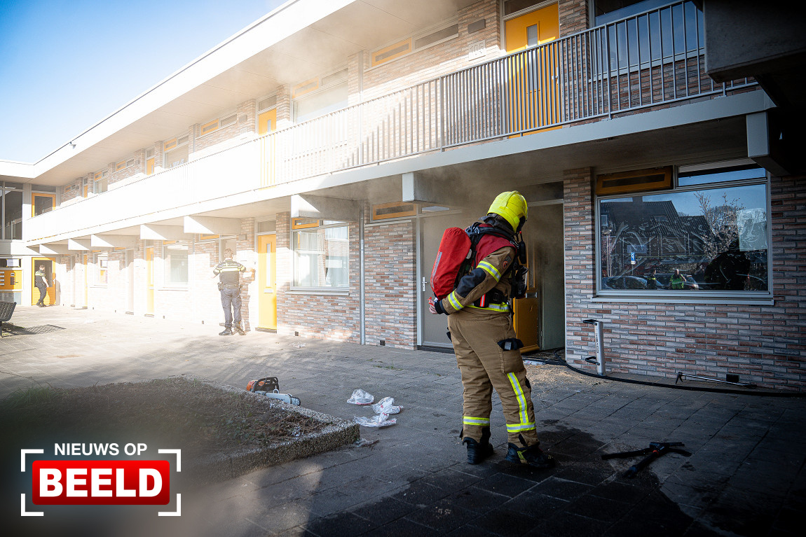 Veel rook bij bankstel in brand Kempenaar Barendrecht