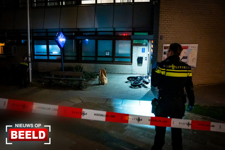 Slachtoffer schietpartij vlucht naar politiebureau Maashaven Noordzijde Rotterdam