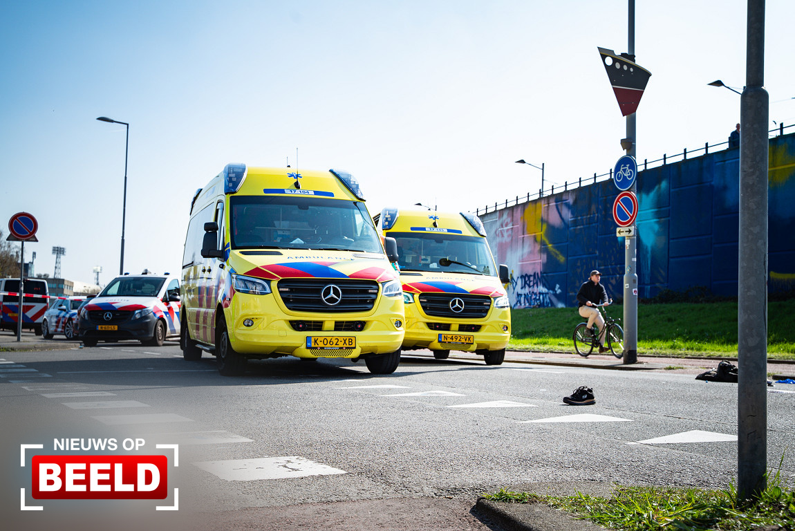 Voetgangers gewond na aanrijding met auto Korte Stadionweg Rotterdam.