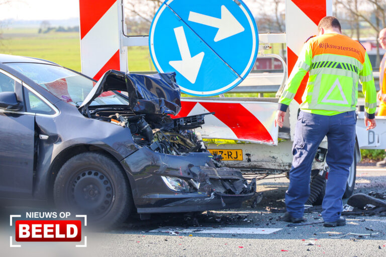 Auto botst op pijlwagen A20 Moordrecht