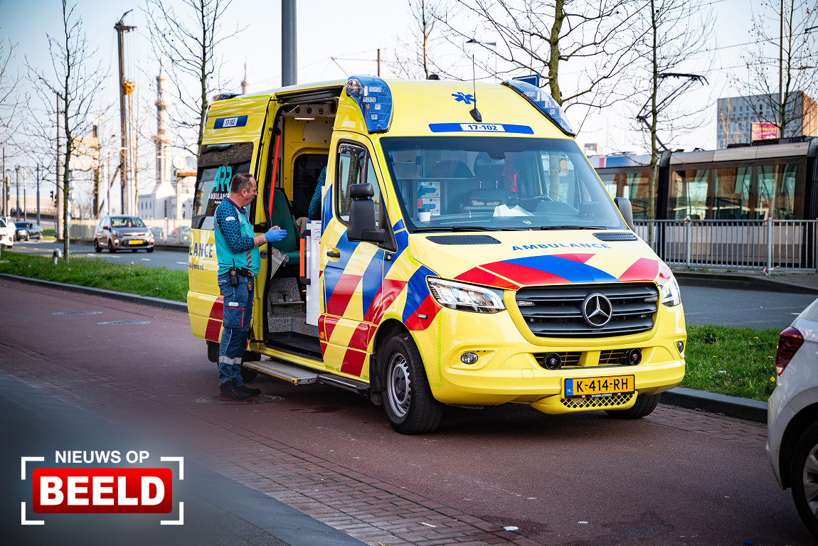 Fietser gewond na botsing tegen auto Laan op Zuid Rotterdam.