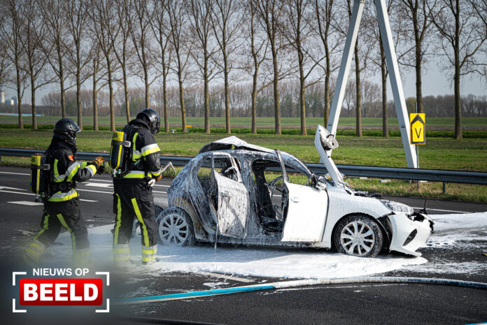 Auto in brand na aanrijding met twee vrachtwagens A15 Botlek Rotterdam