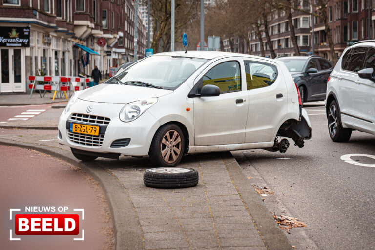 Personenauto verliest wiel na aanrijding met berger Mathenesserdijk Rotterdam