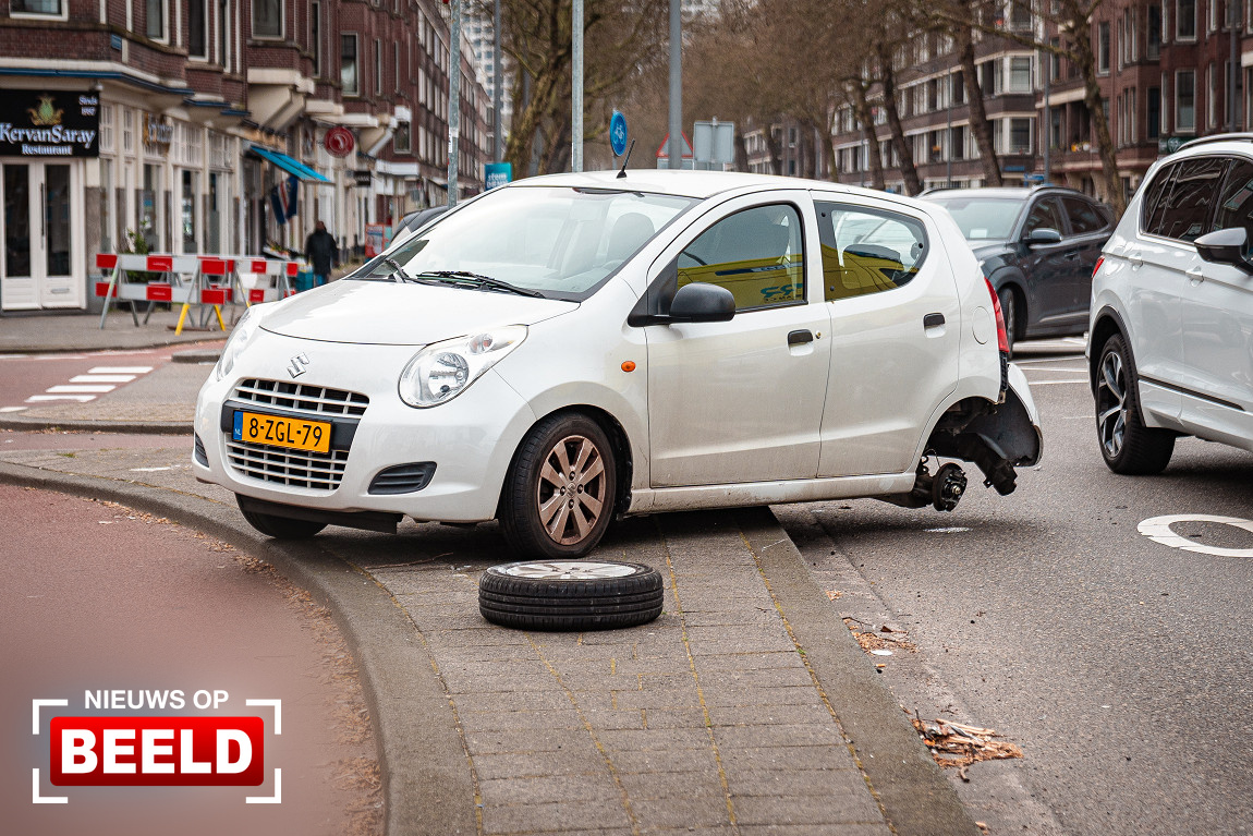 Personenauto verliest wiel na aanrijding met berger Mathenesserdijk Rotterdam